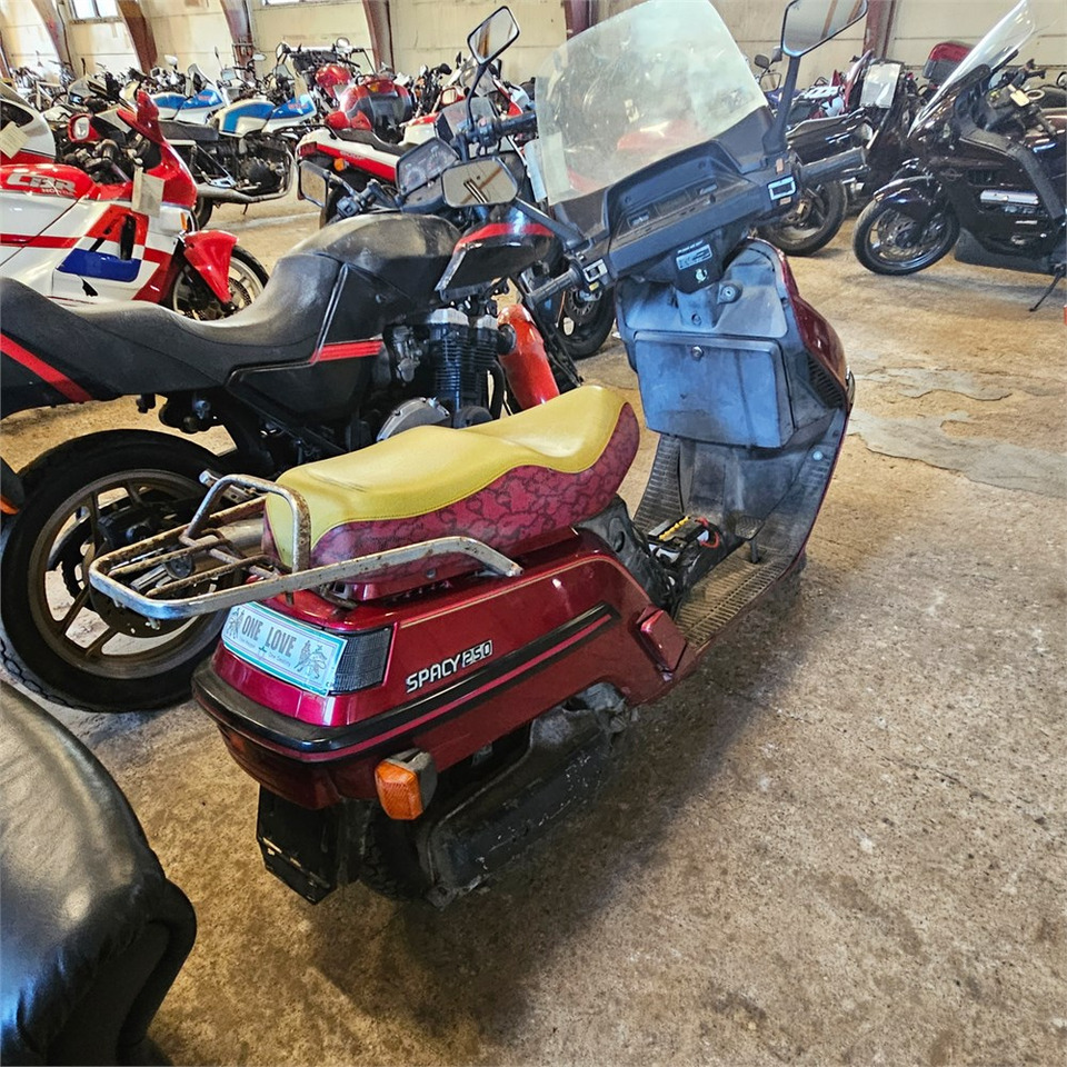 Honda 250 Spacy - Μοτοσικλέτα: φωτογραφία 3 Honda 250 Spacy - Μοτοσικλέτα: φωτογραφία 3