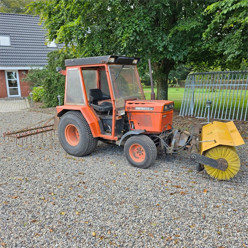 Kubota B8200 - Δημοτικό τρακτέρ: φωτογραφία 1 Kubota B8200 - Δημοτικό τρακτέρ: φωτογραφία 1