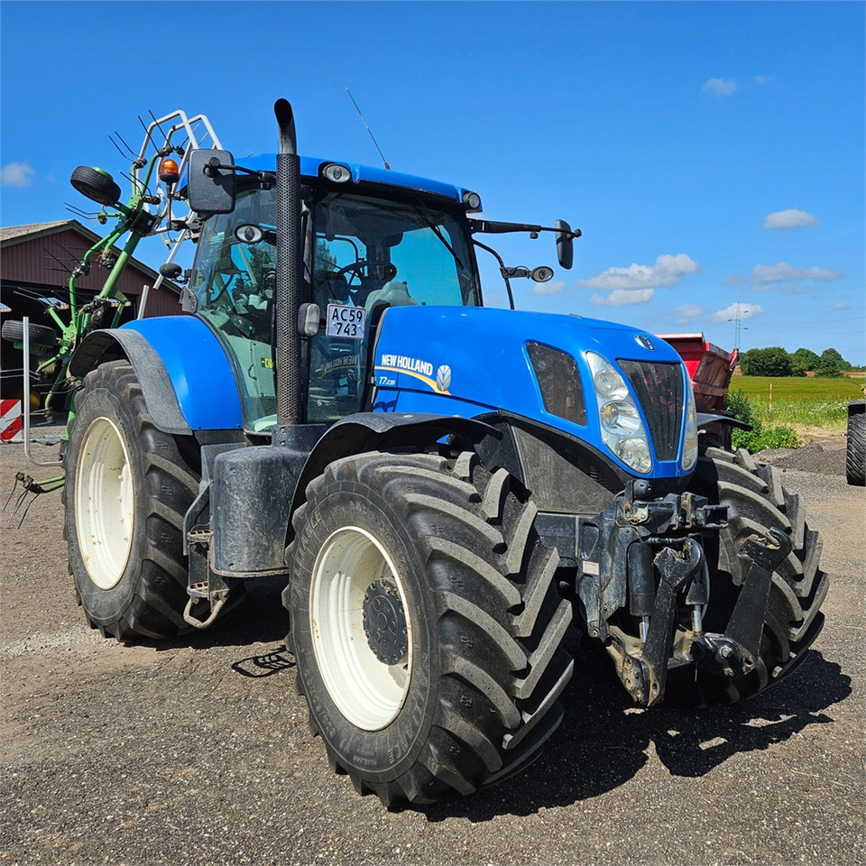 New Holland T7.235 Power Command - Τρακτέρ: φωτογραφία 1 New Holland T7.235 Power Command - Τρακτέρ: φωτογραφία 1