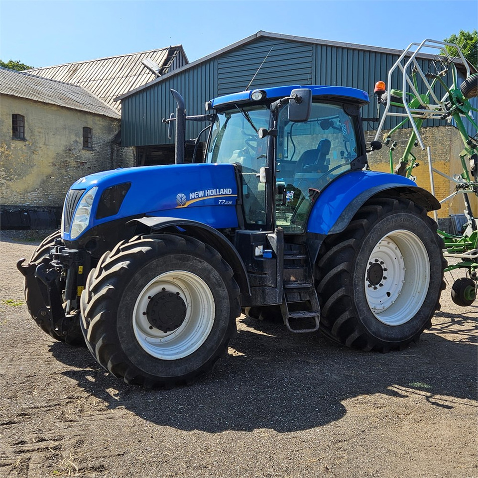 New Holland T7.235 Power Command - Τρακτέρ: φωτογραφία 5 New Holland T7.235 Power Command - Τρακτέρ: φωτογραφία 5