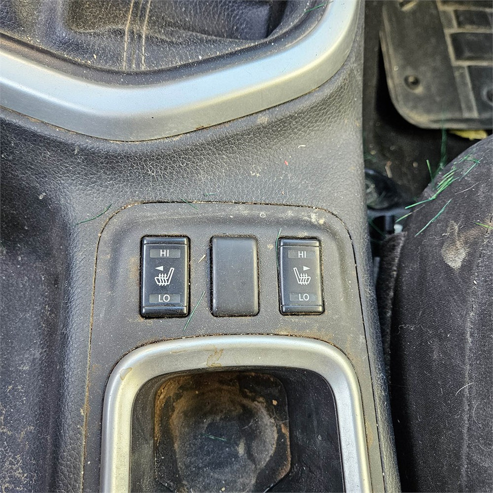 Ημιφορτηγό Nissan Navara: φωτογραφία 15 Ημιφορτηγό Nissan Navara: φωτογραφία 15