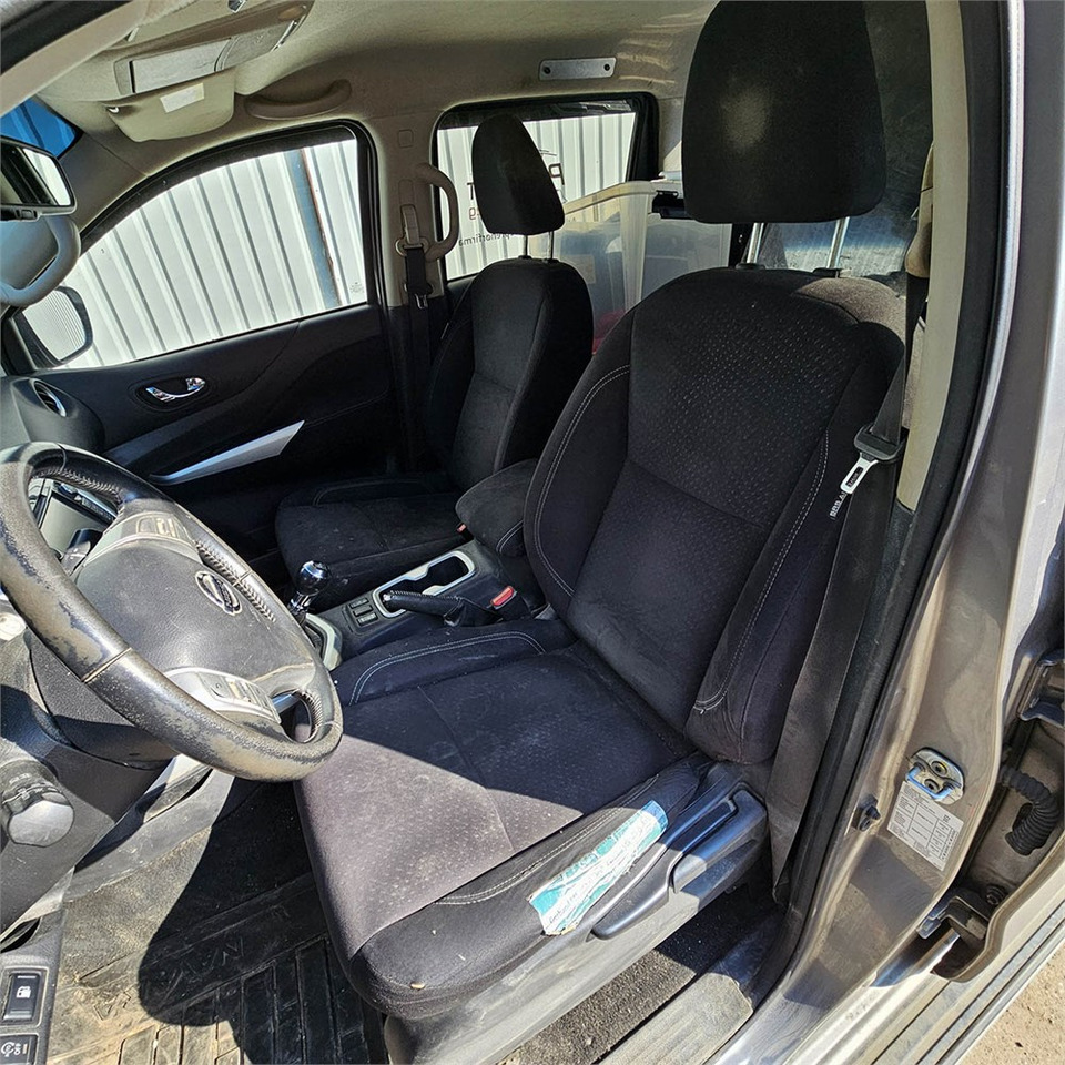 Ημιφορτηγό Nissan Navara: φωτογραφία 9 Ημιφορτηγό Nissan Navara: φωτογραφία 9