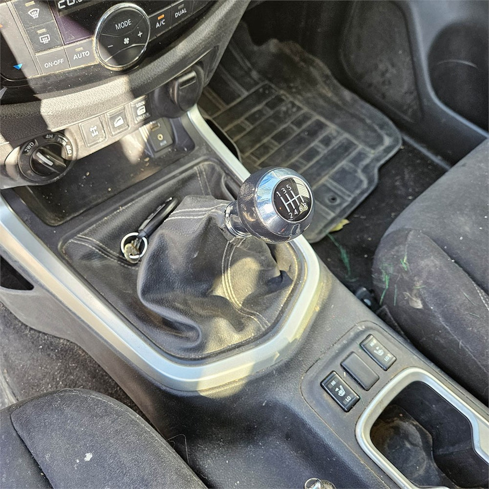 Ημιφορτηγό Nissan Navara: φωτογραφία 13 Ημιφορτηγό Nissan Navara: φωτογραφία 13