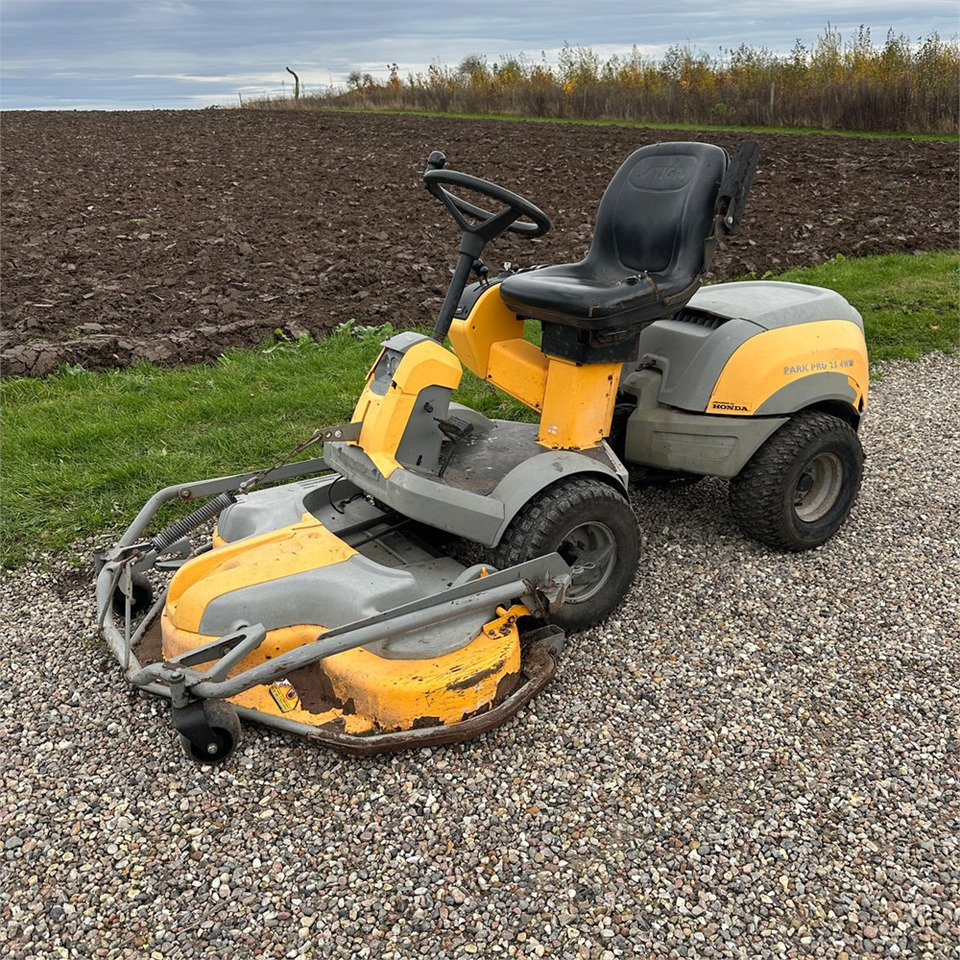 Stiga P901 Parkpro 25 4WD - Χλοοκοπτικό: φωτογραφία 2 Stiga P901 Parkpro 25 4WD - Χλοοκοπτικό: φωτογραφία 2