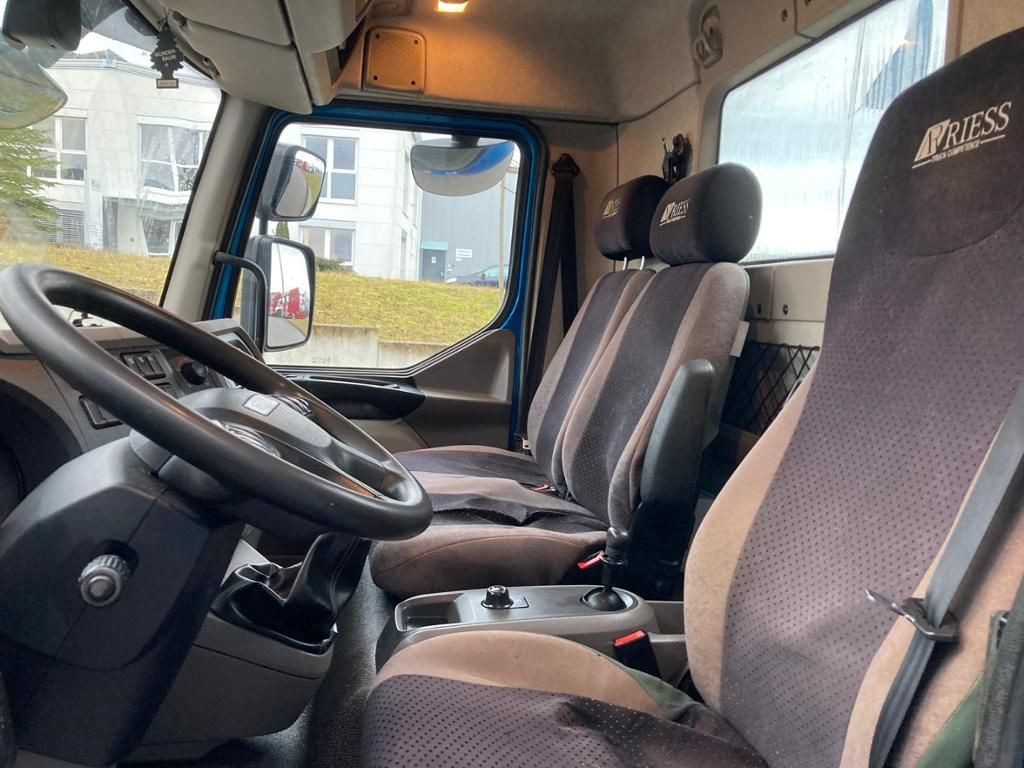 Interior photo 1: Φορτηγό σασί DAF LF 210 FA Standheizung / 5.00m Rd / 7.490kg DAF LF 210 FA Standheizung / 5.00m Rd / 7.490kg