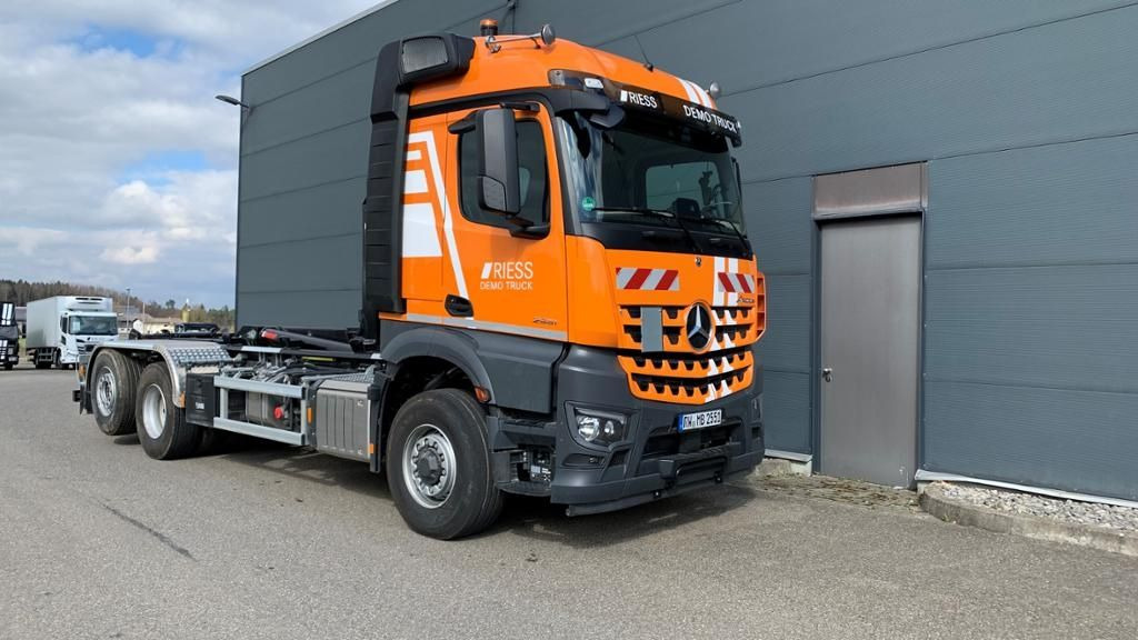 Mercedes-Benz 2551 L Abrollkipper mit HAD, gelenkter liftbarer - Φορτηγό: φωτογραφία 1 Mercedes-Benz 2551 L Abrollkipper mit HAD, gelenkter liftbarer - Φορτηγό: φωτογραφία 1