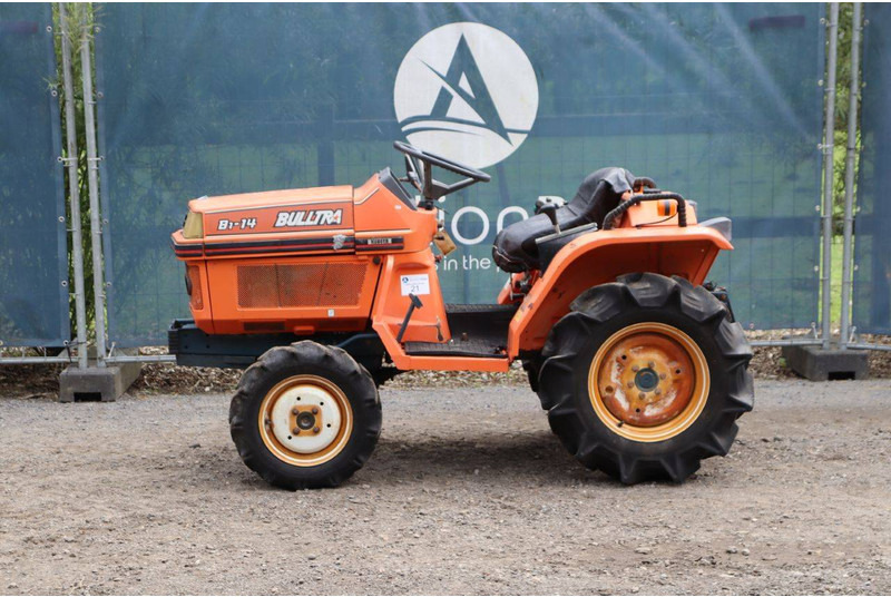 Kubota B1-14 Bulltra - Τρακτέρ: φωτογραφία 2 Kubota B1-14 Bulltra - Τρακτέρ: φωτογραφία 2