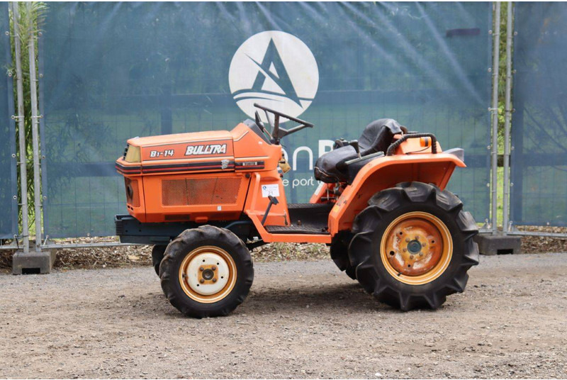 Kubota B1-14 Bulltra - Τρακτέρ: φωτογραφία 1 Kubota B1-14 Bulltra - Τρακτέρ: φωτογραφία 1