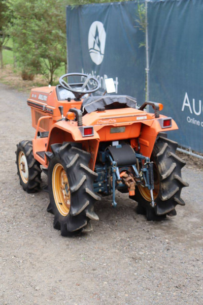 Kubota B1-14 Bulltra - Τρακτέρ: φωτογραφία 4 Kubota B1-14 Bulltra - Τρακτέρ: φωτογραφία 4