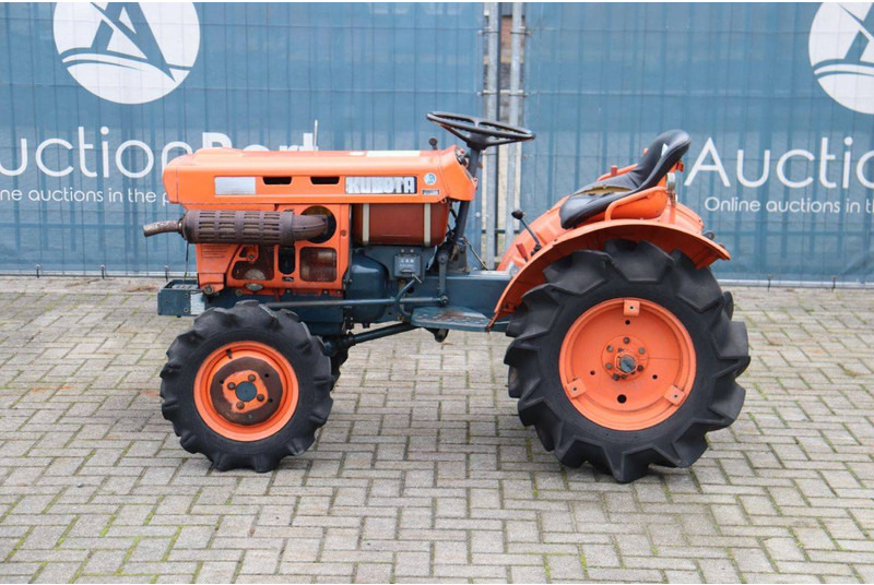 Kubota B7001 - Τρακτέρ: φωτογραφία 2 Kubota B7001 - Τρακτέρ: φωτογραφία 2