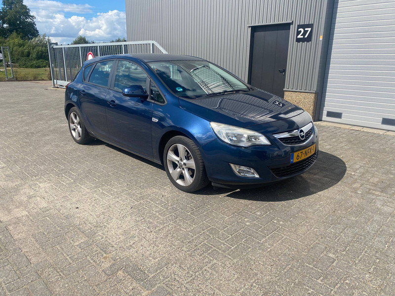 Opel Astra 1.6 - Λιμουζίνα/ Sedan: φωτογραφία 5 Opel Astra 1.6 - Λιμουζίνα/ Sedan: φωτογραφία 5