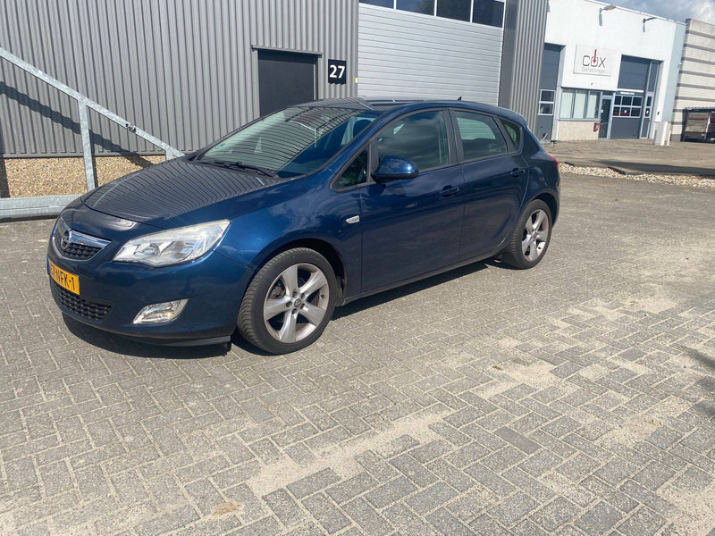 Opel Astra 1.6 - Λιμουζίνα/ Sedan: φωτογραφία 3 Opel Astra 1.6 - Λιμουζίνα/ Sedan: φωτογραφία 3