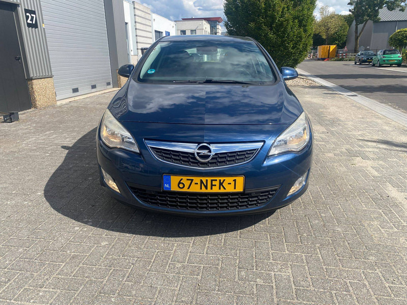 Opel Astra 1.6 - Λιμουζίνα/ Sedan: φωτογραφία 4 Opel Astra 1.6 - Λιμουζίνα/ Sedan: φωτογραφία 4