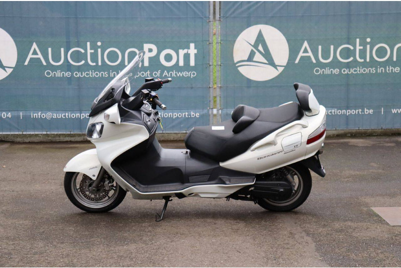 Suzuki Burgman 650 Executive - Μοτοσικλέτα: φωτογραφία 2 Suzuki Burgman 650 Executive - Μοτοσικλέτα: φωτογραφία 2