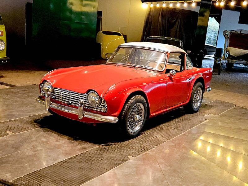 Triumph TR4 'Surrey Top' - Λιμουζίνα/ Sedan: φωτογραφία 1 Triumph TR4 'Surrey Top' - Λιμουζίνα/ Sedan: φωτογραφία 1