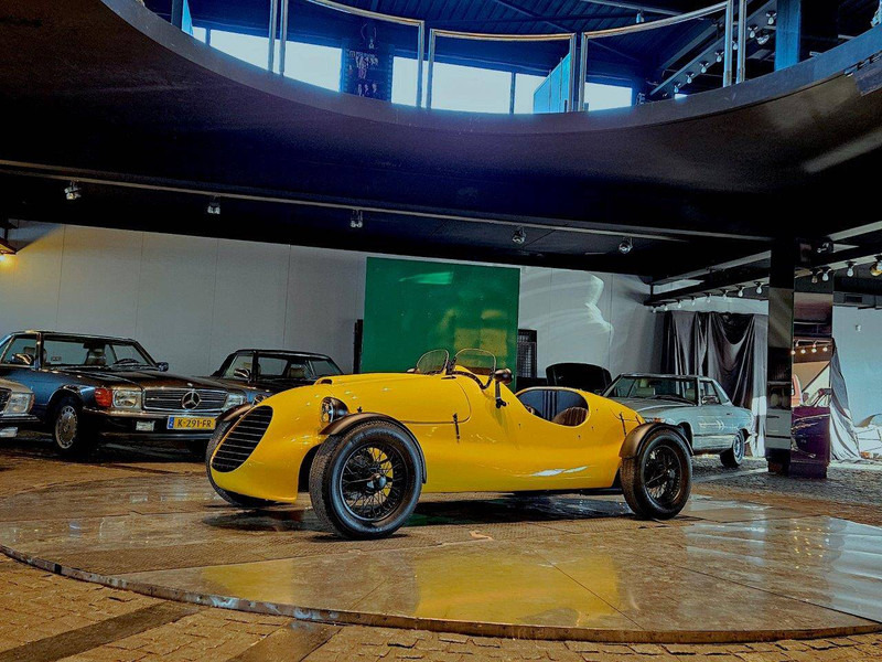 Triumph Vintage Racer Ferrari-hommage Triumph - Λιμουζίνα/ Sedan: φωτογραφία 2 Triumph Vintage Racer Ferrari-hommage Triumph - Λιμουζίνα/ Sedan: φωτογραφία 2