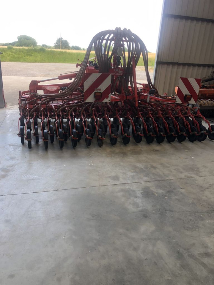 Kuhn VENTA TF1500 + Kuhn HR4004DR - Σπαρτική με σβάρνα: φωτογραφία 4 Kuhn VENTA TF1500 + Kuhn HR4004DR - Σπαρτική με σβάρνα: φωτογραφία 4