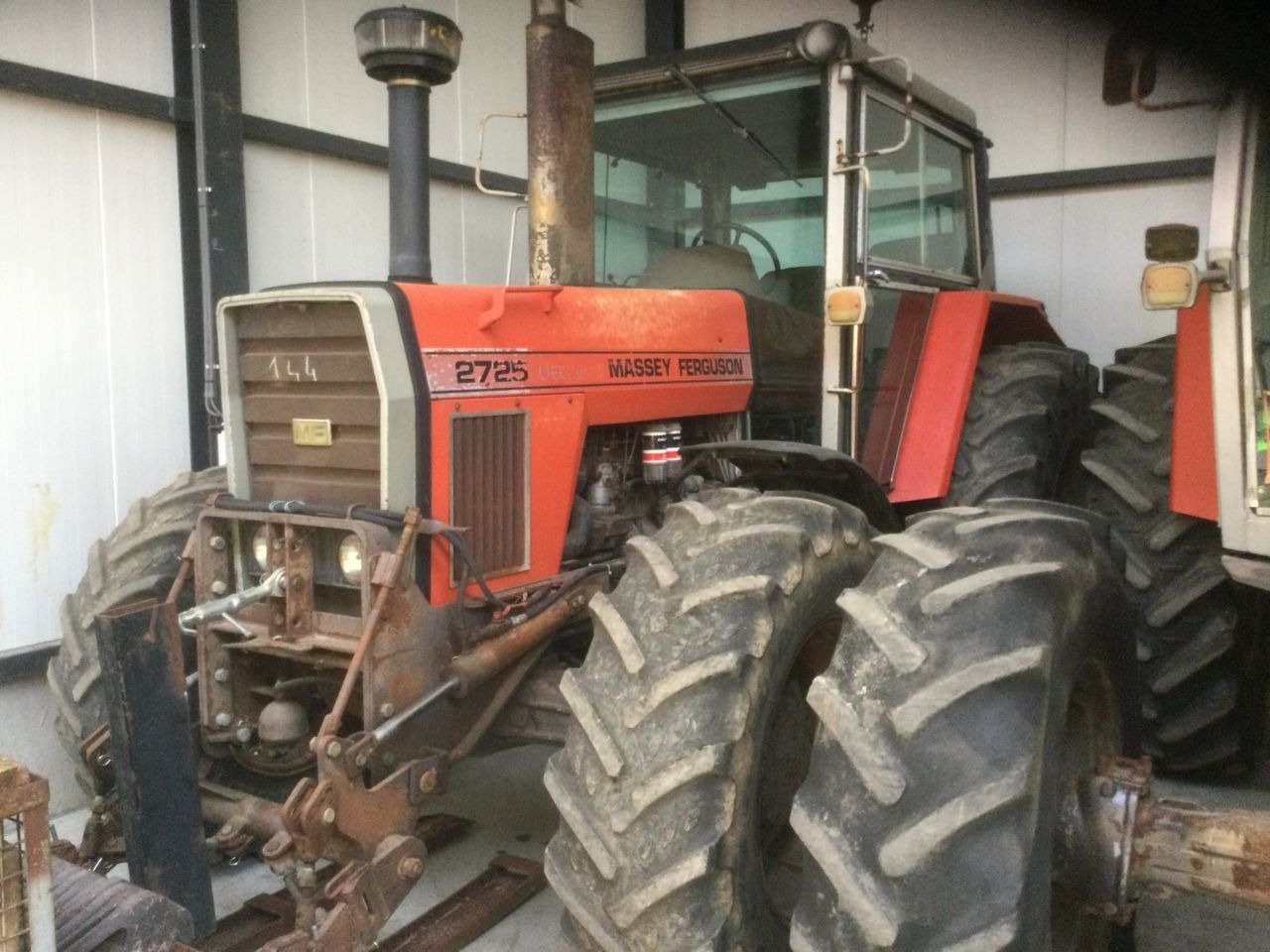 Massey Ferguson 2725 - Τρακτέρ: φωτογραφία 1 Massey Ferguson 2725 - Τρακτέρ: φωτογραφία 1