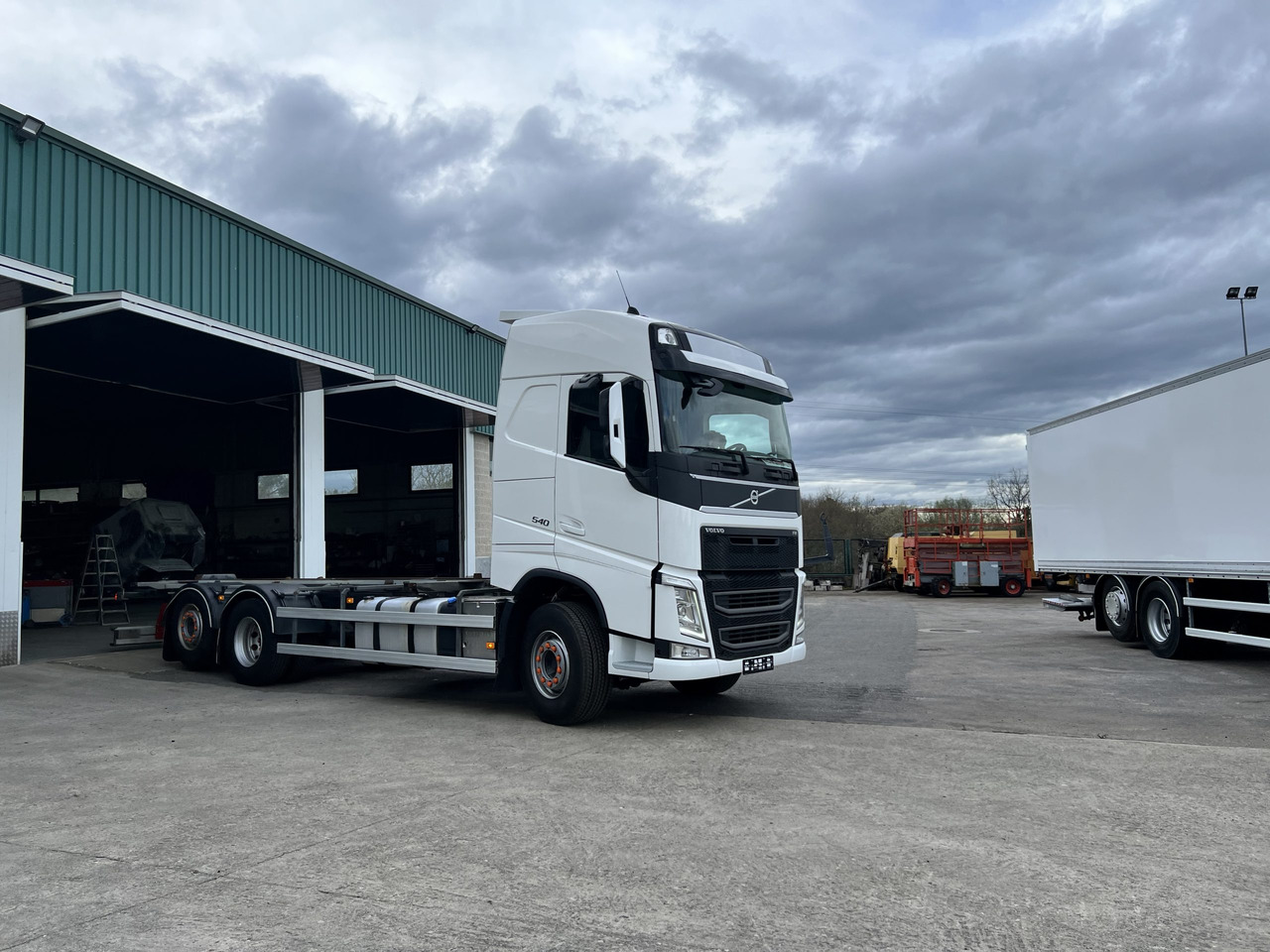 Camion Volvo 540 en chasis con retarder - Φορτηγό σασί: φωτογραφία 3 Camion Volvo 540 en chasis con retarder - Φορτηγό σασί: φωτογραφία 3