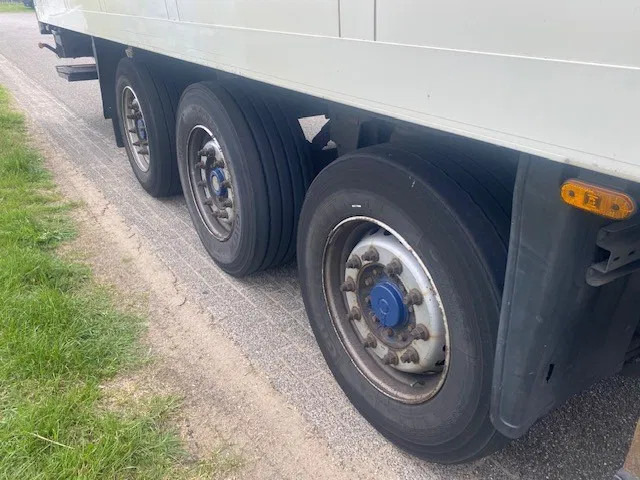 Schmitz Cargobull sko koelvries met carrier vector motor, saf assen disc brakes, 2 x lift , tuv gultig - Επικαθήμενο ψυγείο: φωτογραφία 4 Schmitz Cargobull sko koelvries met carrier vector motor, saf assen disc brakes, 2 x lift , tuv gultig - Επικαθήμενο ψυγείο: φωτογραφία 4